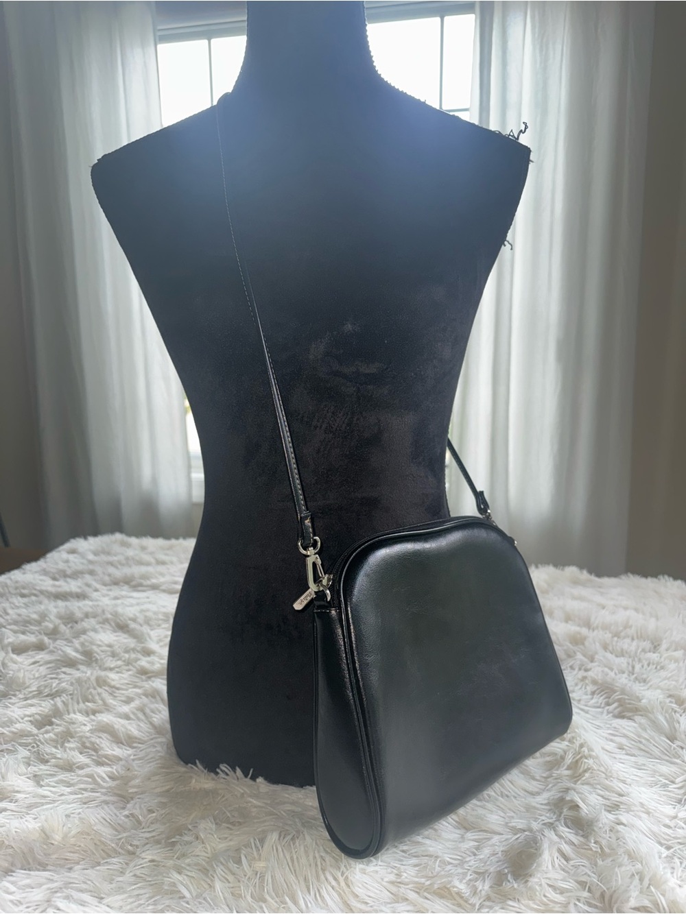La Philipe Classic Black Leather Crossbody Bag - Sleek Everyday Style